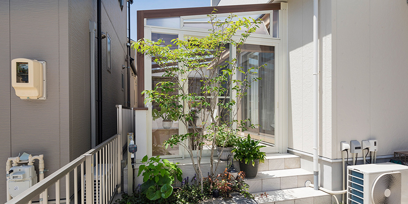 隣地との境界の小さな空間を ガーデンルームとして有効活用。