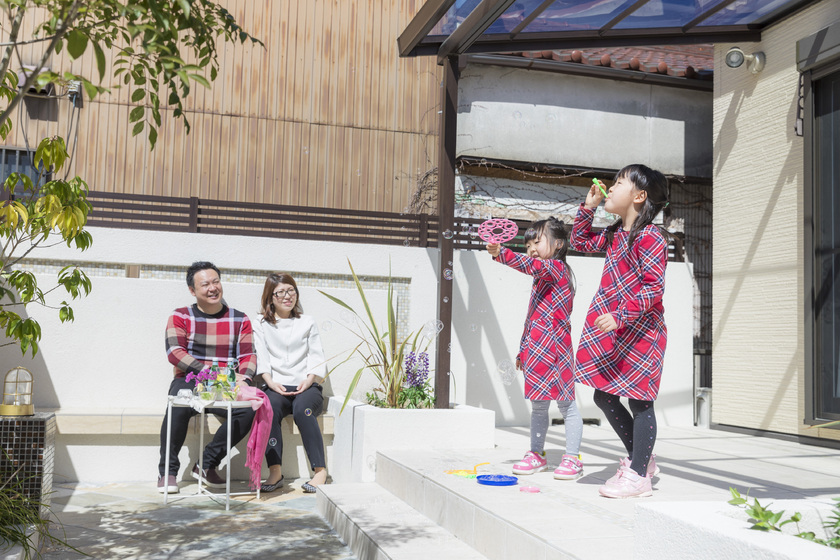 仲良し家族の笑顔がはじける 自宅で楽しむアウトドアライフ