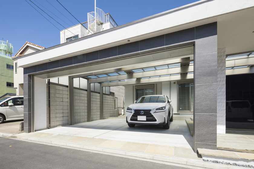 ガレージとエントランスを一体化し堂々たるたたずまいのエクステリア